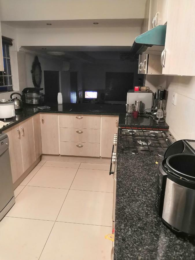 Leone Paris Apartment Windhoek Bagian luar foto